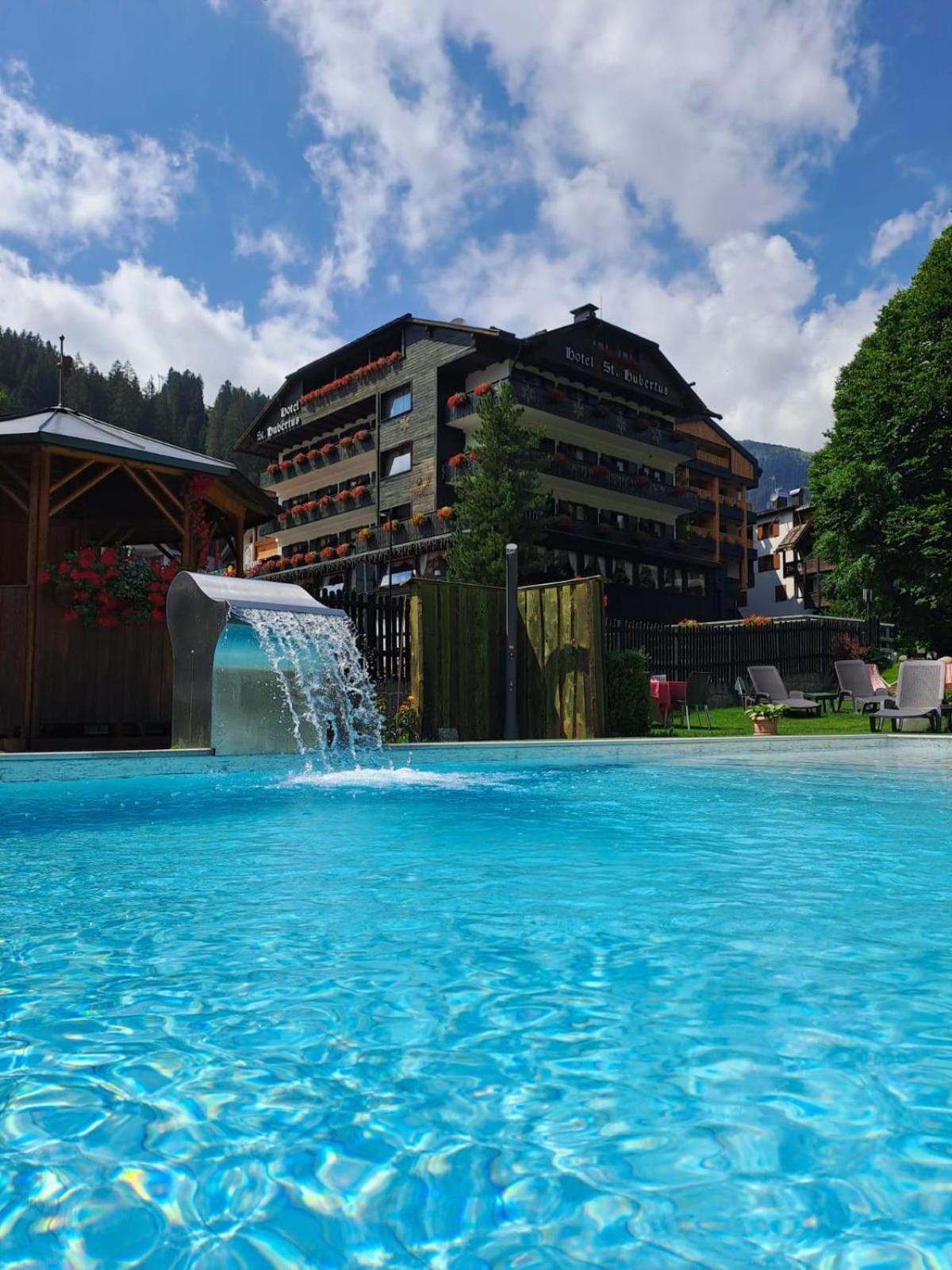 Hotel Garni St. Hubertus Madonna Buitenkant foto