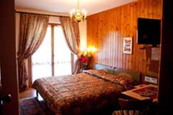 Hotel Garni St. Hubertus Madonna Buitenkant foto