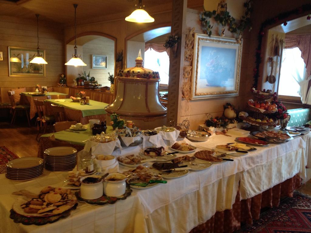 Hotel Garni St. Hubertus Madonna Buitenkant foto